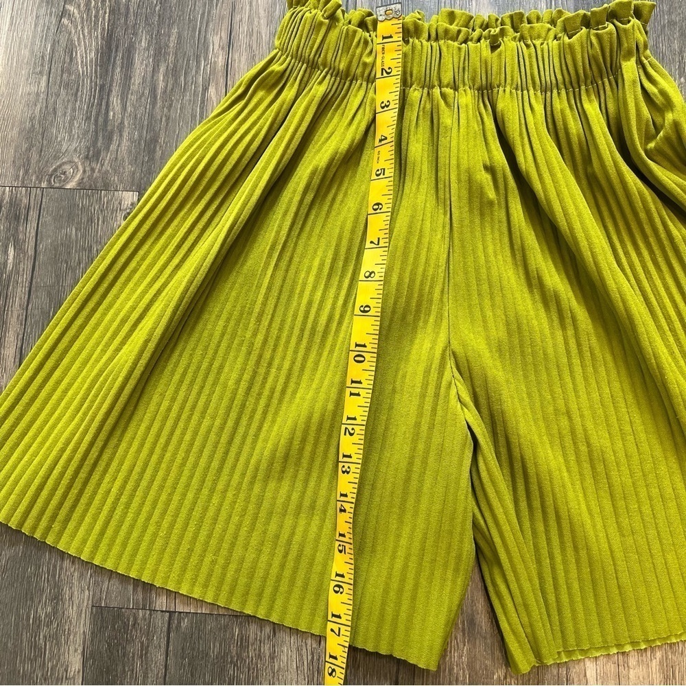 Women’s Pleated High Waist Green Loose Fit Shorts Size XS - Picture 4 of 5